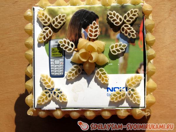 Выложить крышку шкатулки