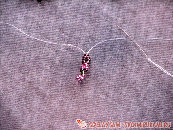 Набрать четыре аметистовые бисеринки