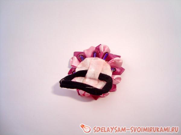 наклейте резинку для волос