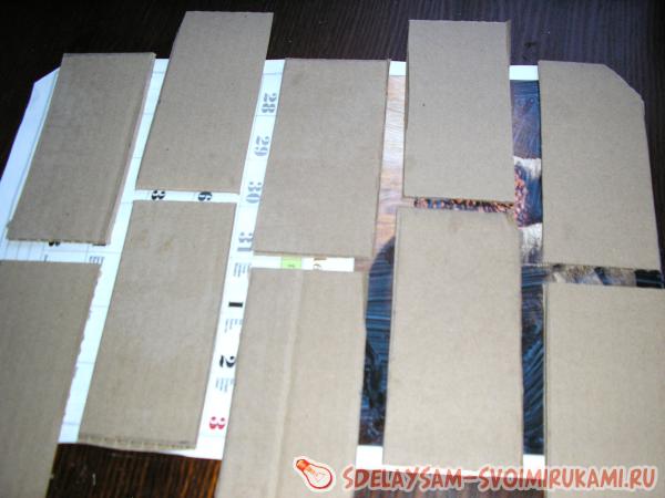 наклеиваем на основу кирпичи