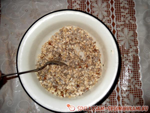 смешиваем в посуде семечки