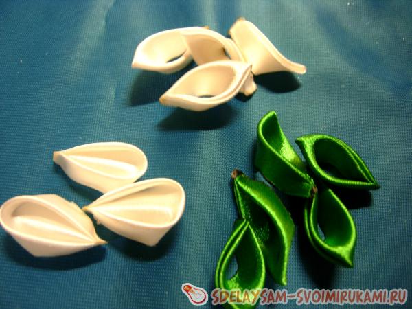 Зеленая заколка в стиле канзаши