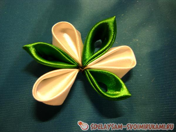 Зеленая заколка в стиле канзаши
