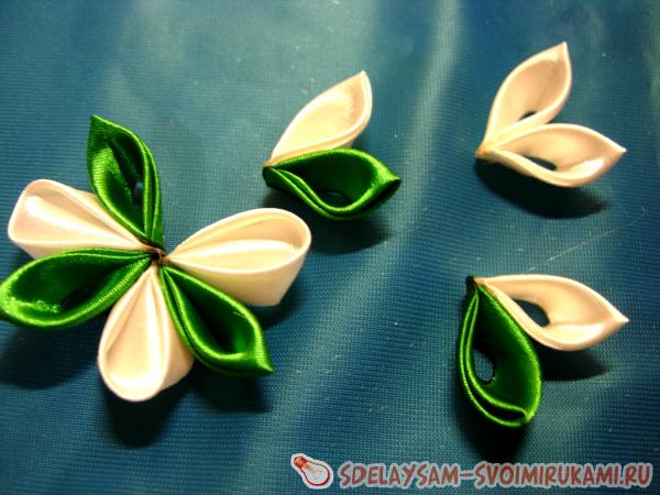 Зеленая заколка в стиле канзаши