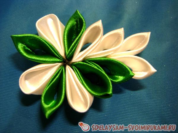 Зеленая заколка в стиле канзаши