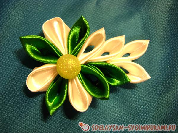Зеленая заколка в стиле канзаши