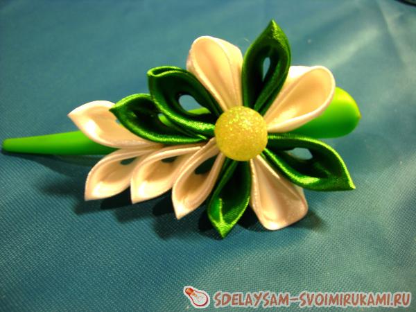Зеленая заколка в стиле канзаши
