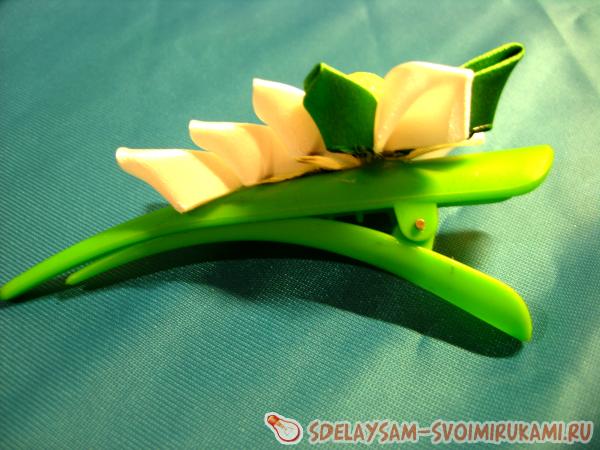 Зеленая заколка в стиле канзаши