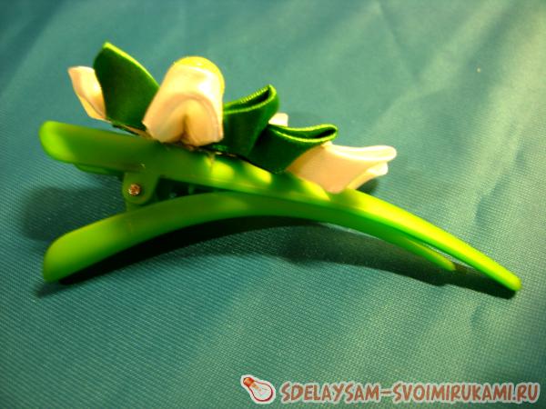 Зеленая заколка в стиле канзаши