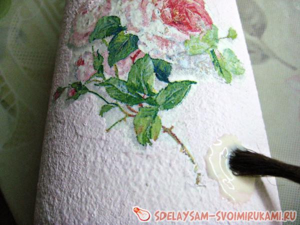 Наносим клей на поверхность