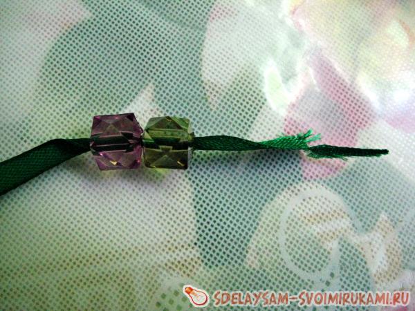 затем зеленую бусину