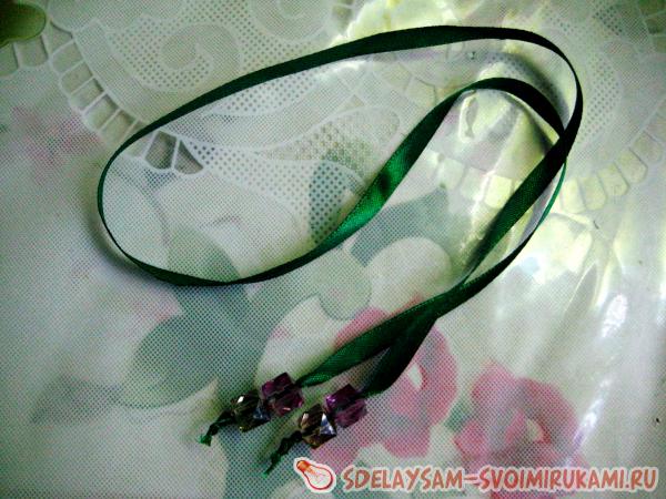 Завязываем ленту вокруг горлышка