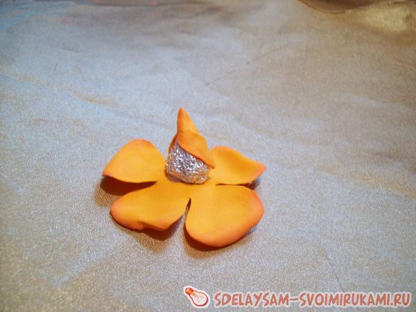 приклеиваем по центру