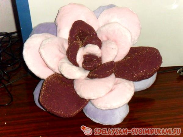 Декоративная подушка розочка