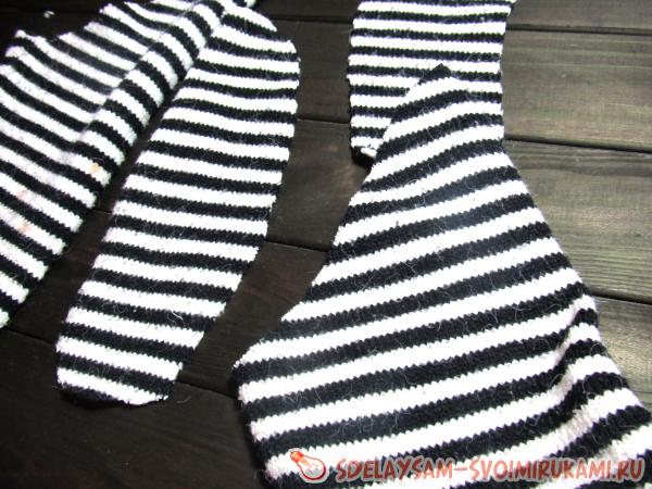 Переделка старого свитера носки