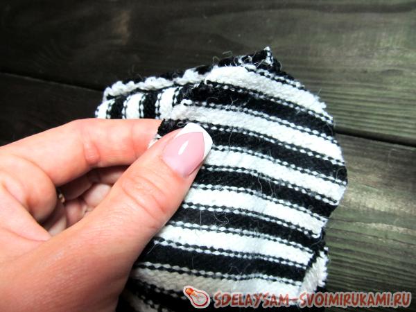 Переделка старого свитера носки