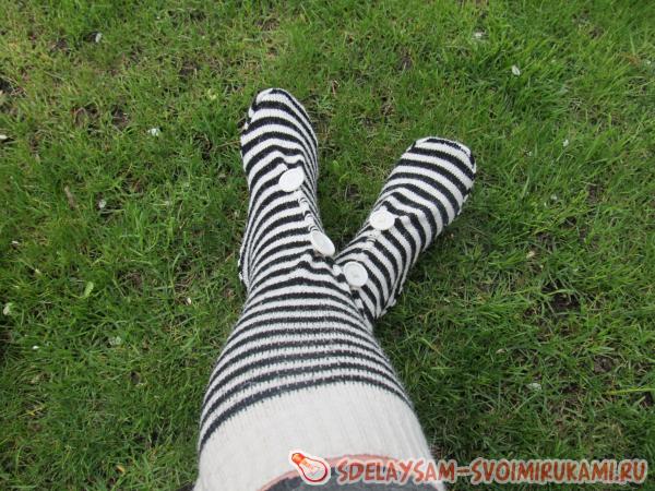 Переделка старого свитера носки