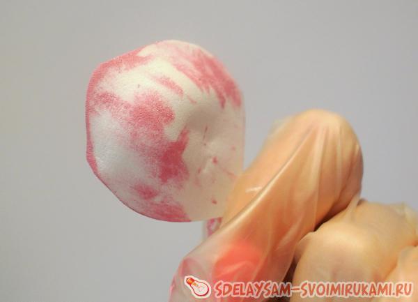 Окрашиваем лепестки