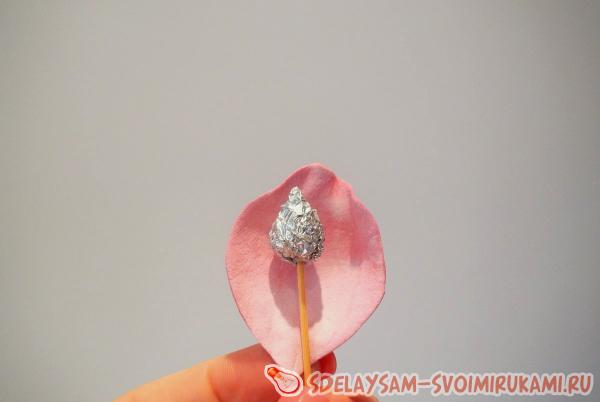 подклеиваем лепестки