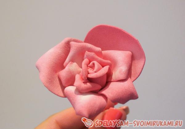 Продолжаем подклеивать лепестки