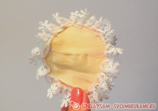 приклеиваем кружево по окружности