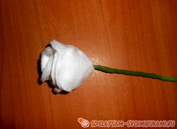 Розы из ватных дисков