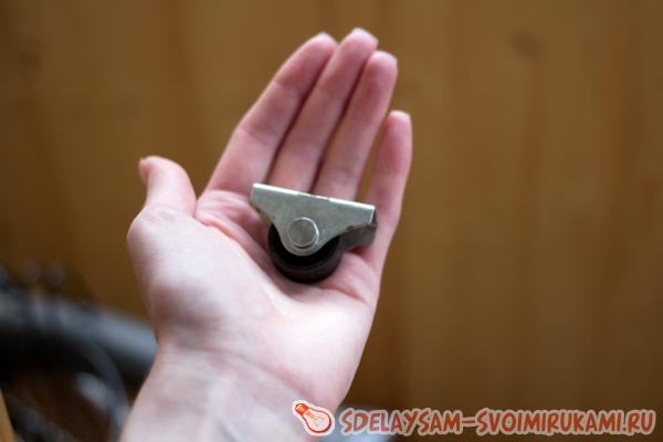 Выньте из кронштейна колесико