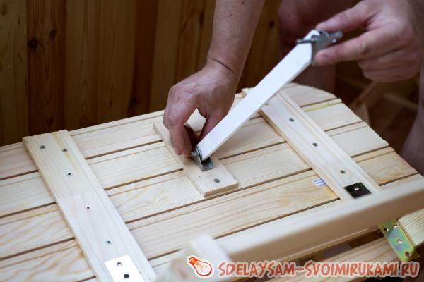 закрепите опору к столику