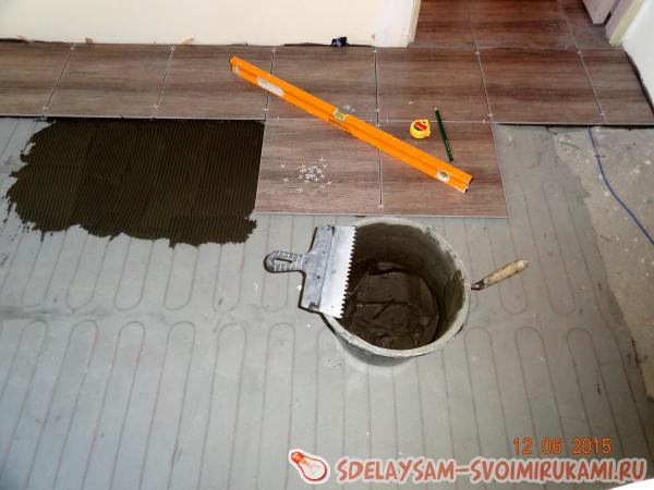 наноситься на рабочую поверхность