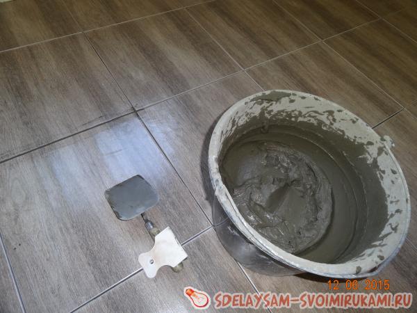 приступать к заделыванию швов