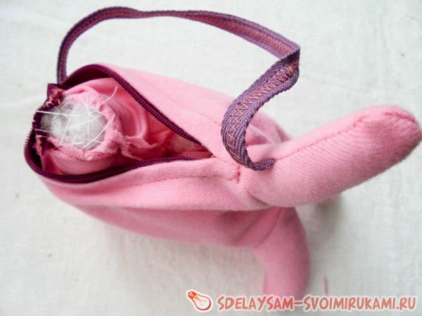 Наполняем детали синтепоном