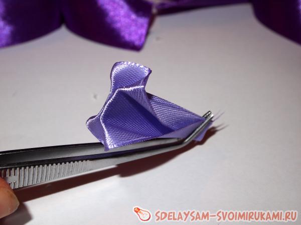 Пышный фиолетовый бант из атласной ленты