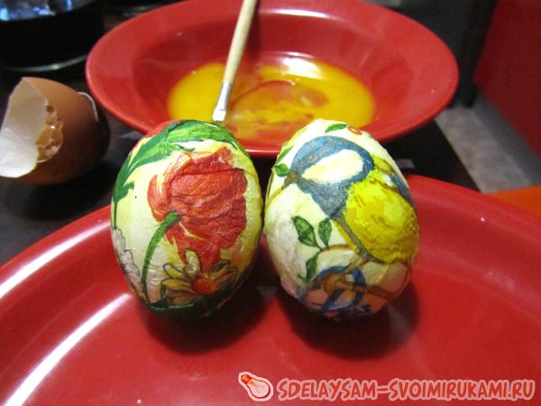 Пасхальные яйца в технике декупаж