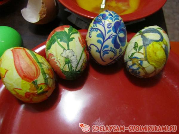 Пасхальные яйца в технике декупаж