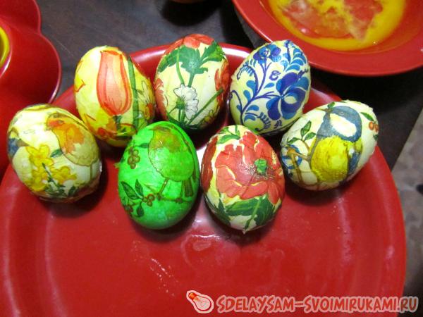 Пасхальные яйца в технике декупаж