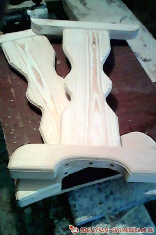 Деревянный табурет