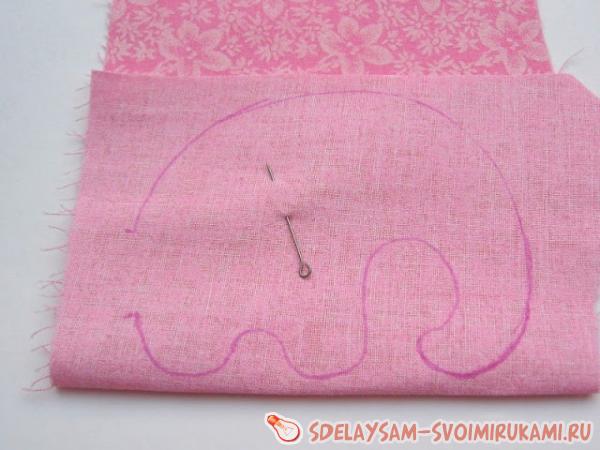 Сложите ткань пополам