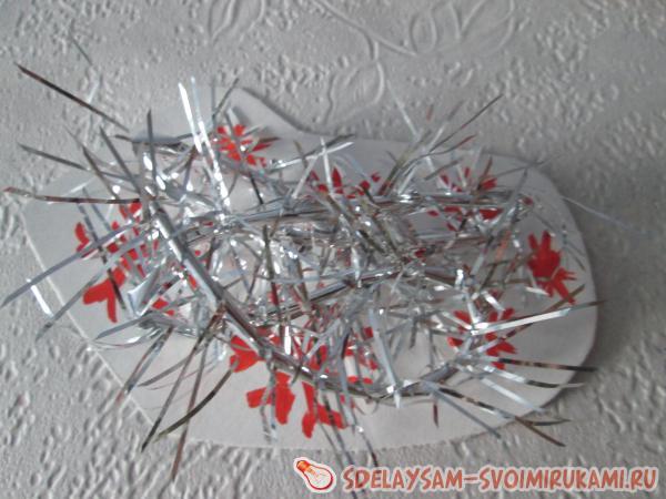 кладем мишуру