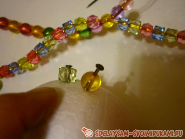 бусины с гвоздями