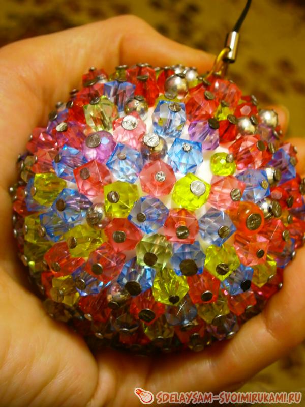 новогодний шар из бусин
