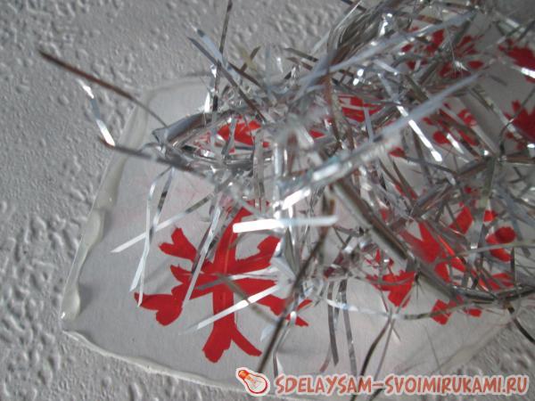 Наносим клей по контуру