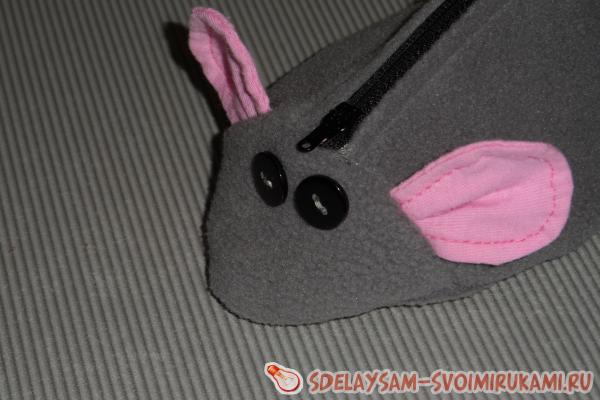 Пришейте глаза мышке