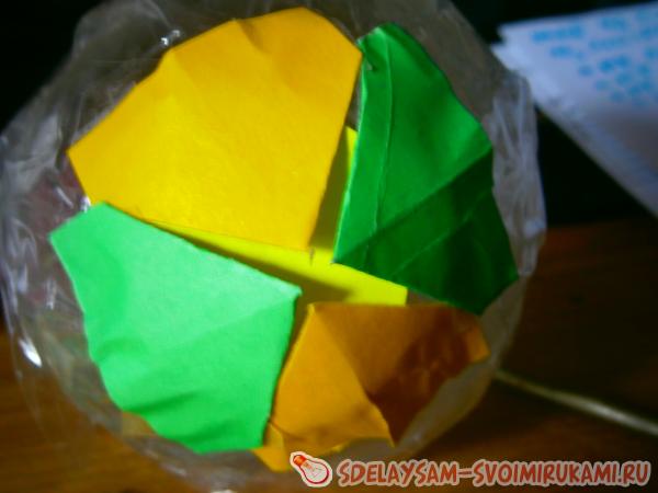 Приклеим в основании шара