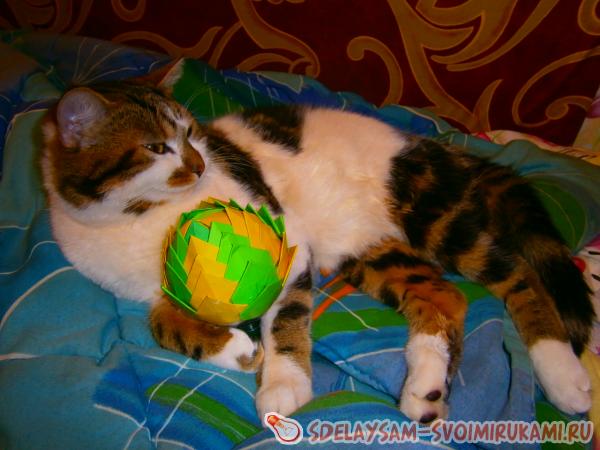 вырезаем листочки и приклеиваем