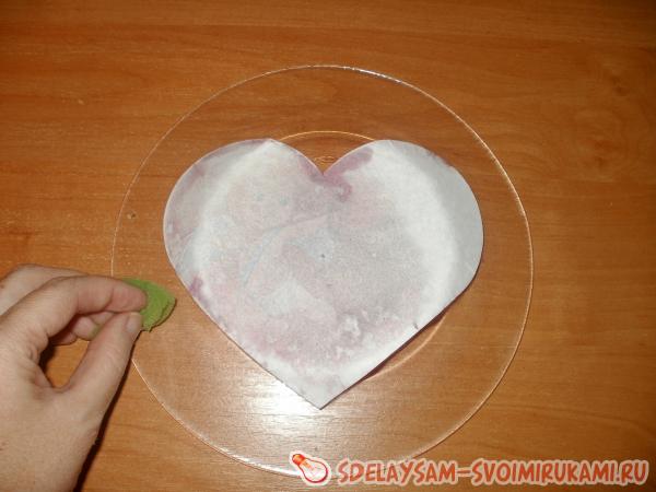 вытираем мокрой губкой