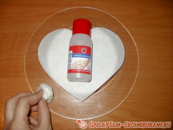 протираем жидкостью для снятия лака