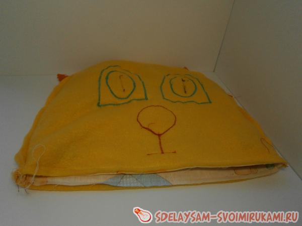 Вложить внутреннюю часть грелки