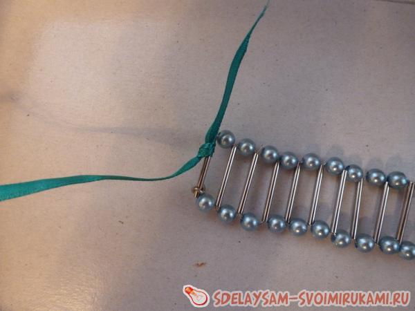 расположить так