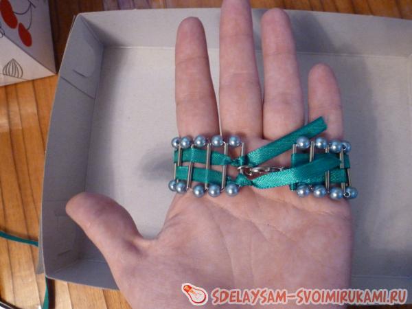 оплавив концы зажигалкой