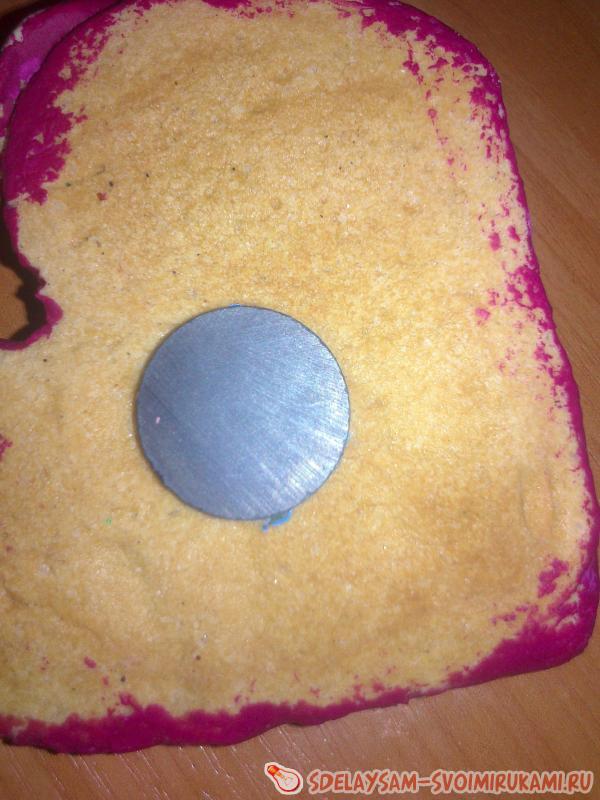 Возьмите магнит и клей